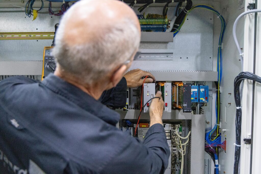 Elektriker arbejder med elektrisk tavleinstallation