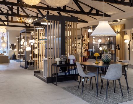 Moderne lampebutik med forskellige designerbelysninger.