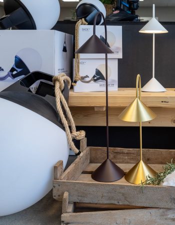 Moderne bordlamper i forskellige farver og materialer