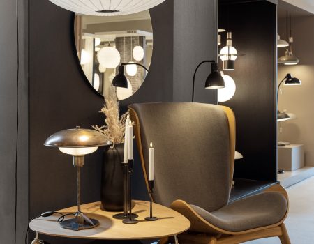 Moderne stueindretning med designlamper og stole