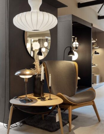 Moderne stueindretning med designlamper og stole