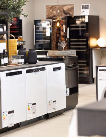 Køkkenudstyr og hårde hvidevarer i showroom