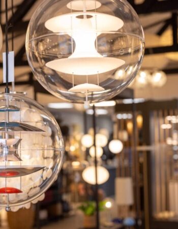 Moderne lamper udstillet i butik