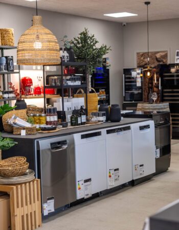 Moderne hvidevarer og dekoration i butik