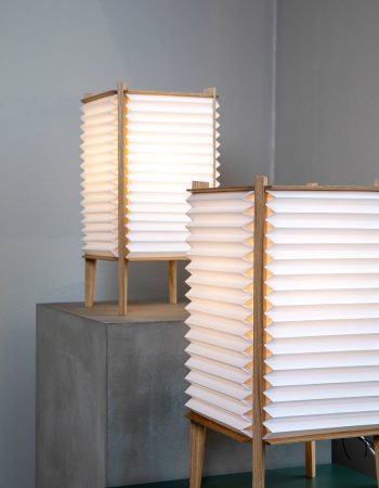 Moderne papirlapmer med træben på udstillingsplinte