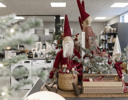 Juledekorationer med nissedukker i butik