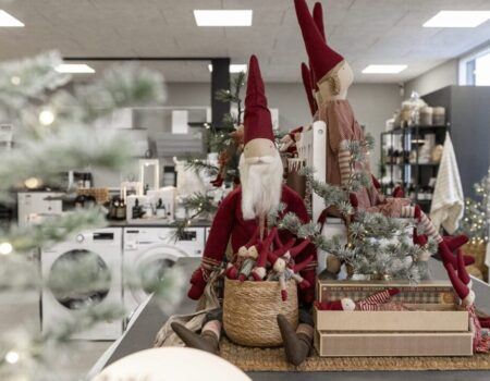 Juledekorationer med nissedukker i butik