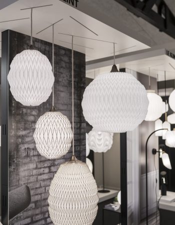 Moderne papirlamper i minimalistisk indretning