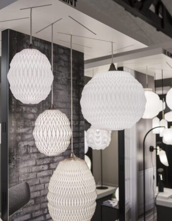 Moderne papirlamper i minimalistisk indretning