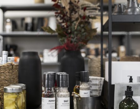 Hyggelig køkkenindretning med krydderier og saltet citroner.