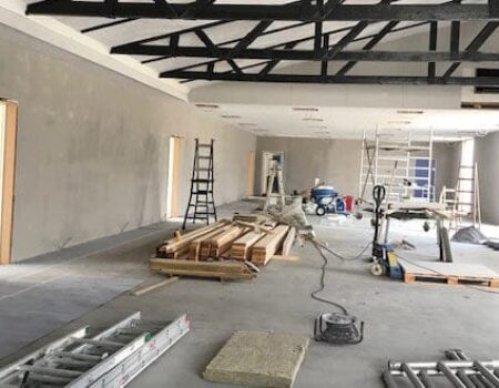 Renovering af industriområde med stiger og materialer